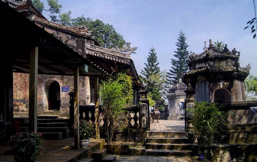 Silk Path Grand Hue - Hon Chen Temple - Temples & Pagodas | Travel Hue | Vietnam Travel Guide